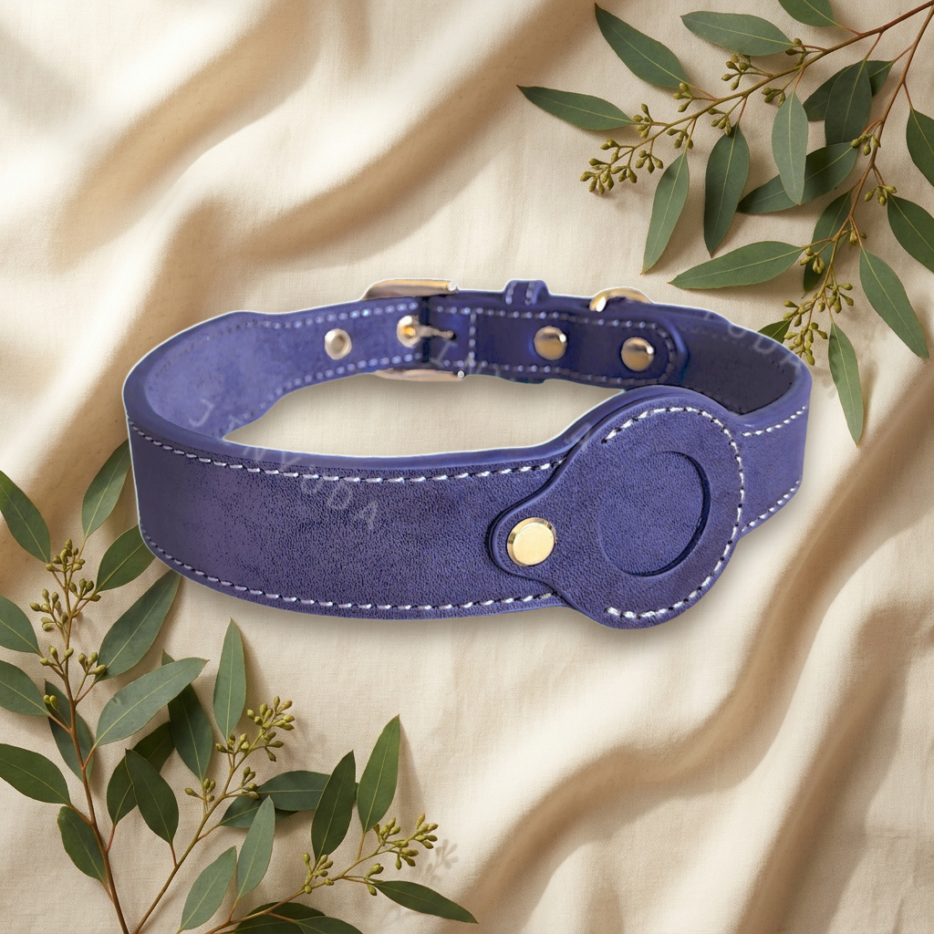 Violet leather dog collar on cream linen — Furmonogram