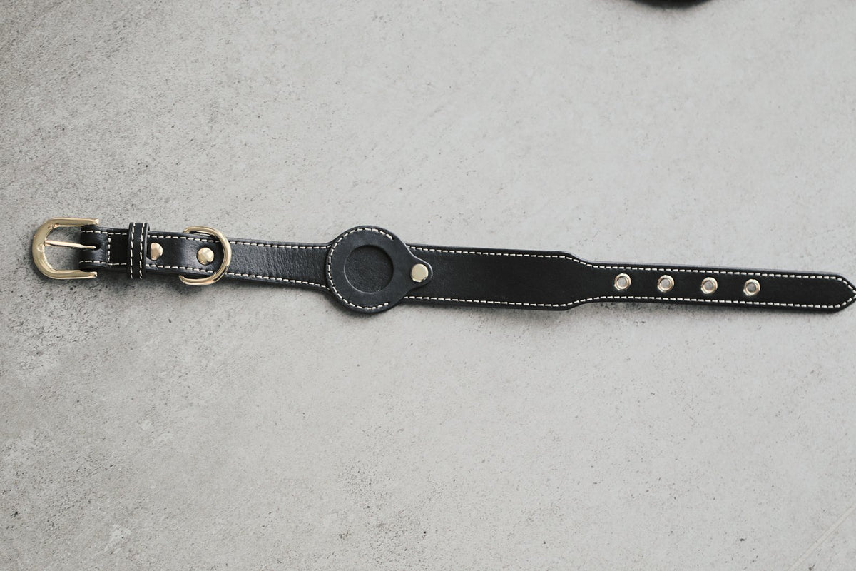 Halsband van echt rundleer, in maat S, M of L.