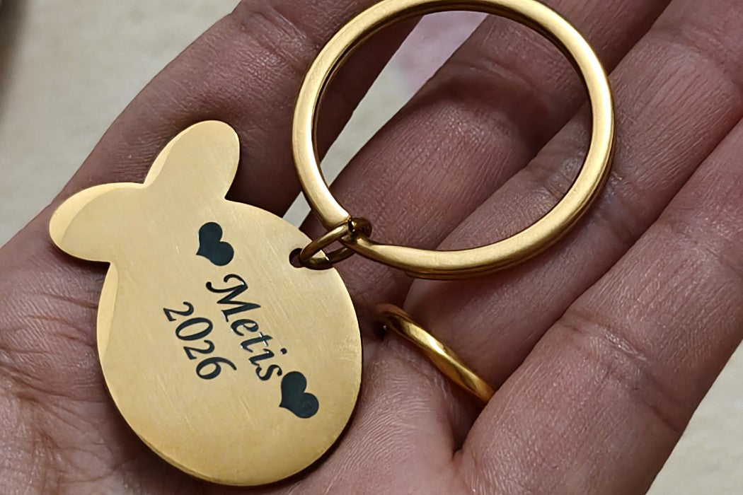 De penning met de gouden ring, hier met voorbeeldtekst. Op de jouwe graveren we gratis de naam van je hond en je telefoonnummer.